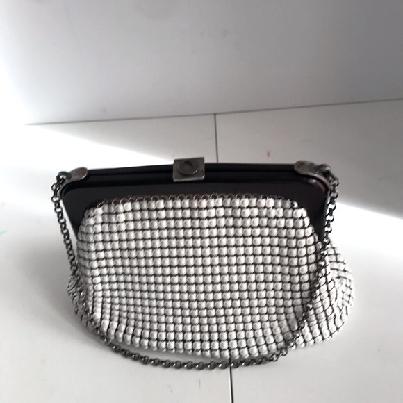 Oroton beautiful vintage white mesh beaded handbag with chain link strap - Picture 4 of 12